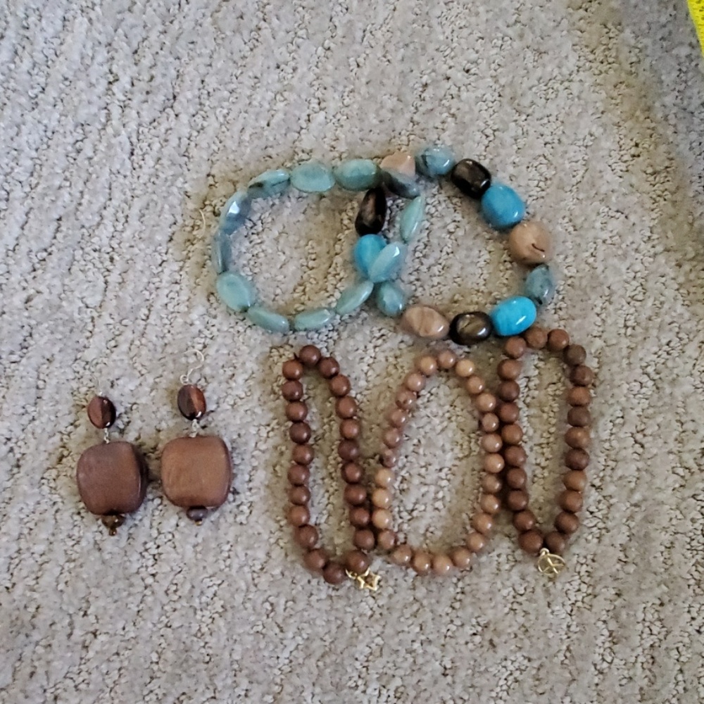 Lot of wooded bracelets and matching earings